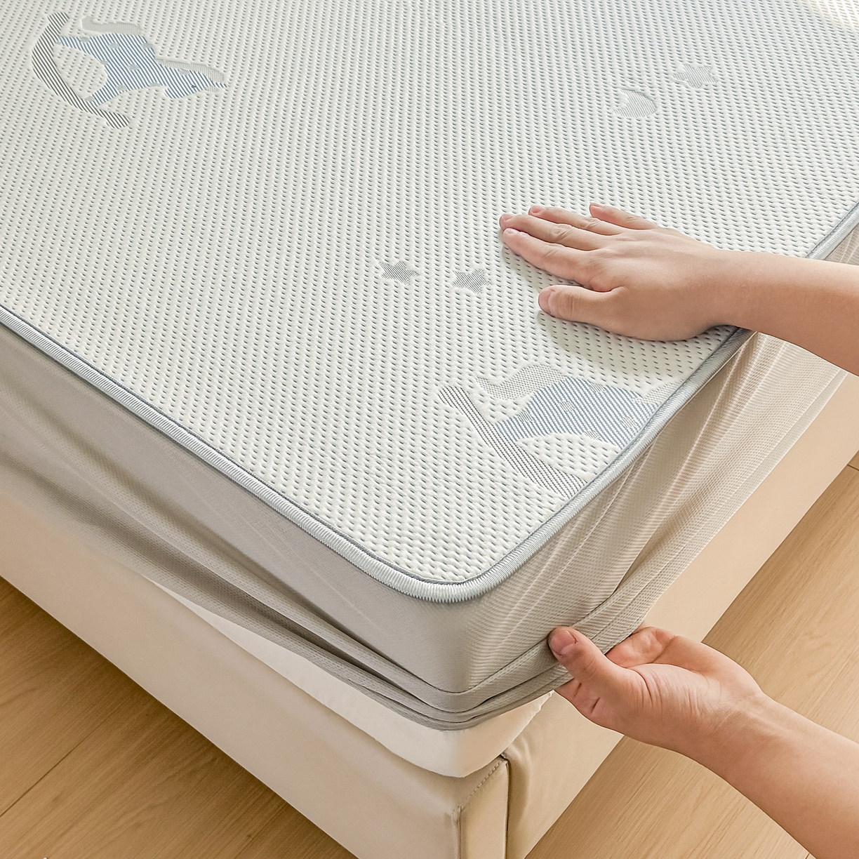 91家纺网 家纺一手货源 找家纺 小萌虎  2026年新款乙纶PE提花冰豆豆凉席床笠款卡通 摇摇马-蓝