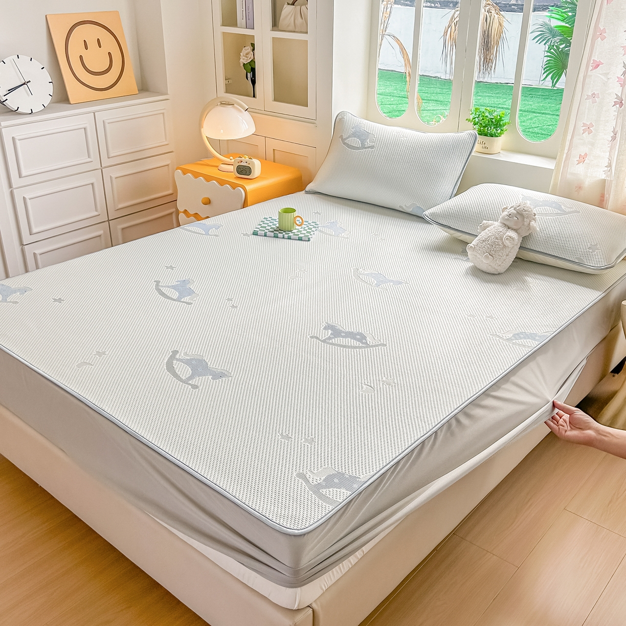 91家纺网 家纺一手货源 找家纺 小萌虎  2026年新款乙纶PE提花冰豆豆凉席床笠款卡通 摇摇马-蓝