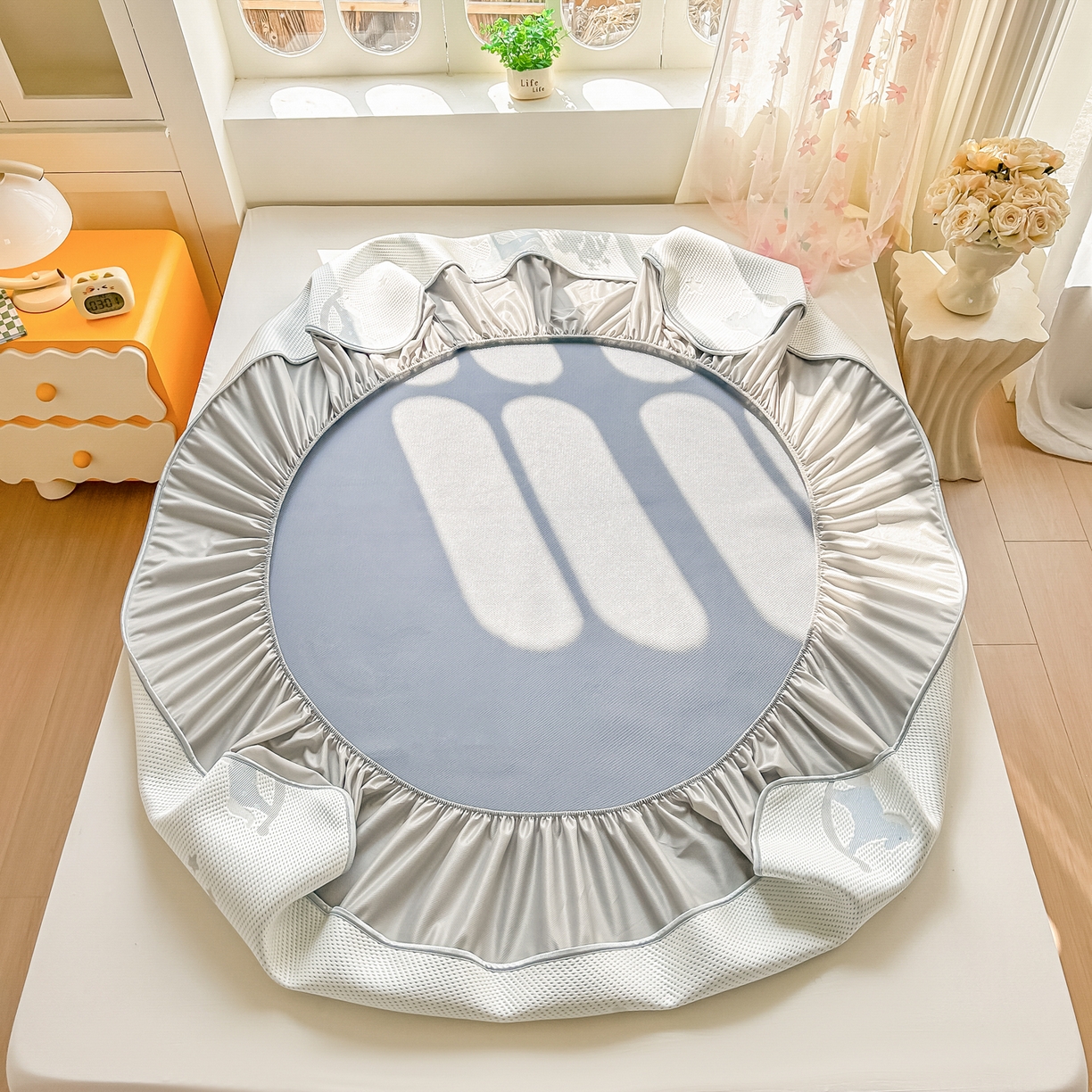 91家纺网 家纺一手货源 找家纺 小萌虎  2026年新款乙纶PE提花冰豆豆凉席床笠款卡通 摇摇马-蓝