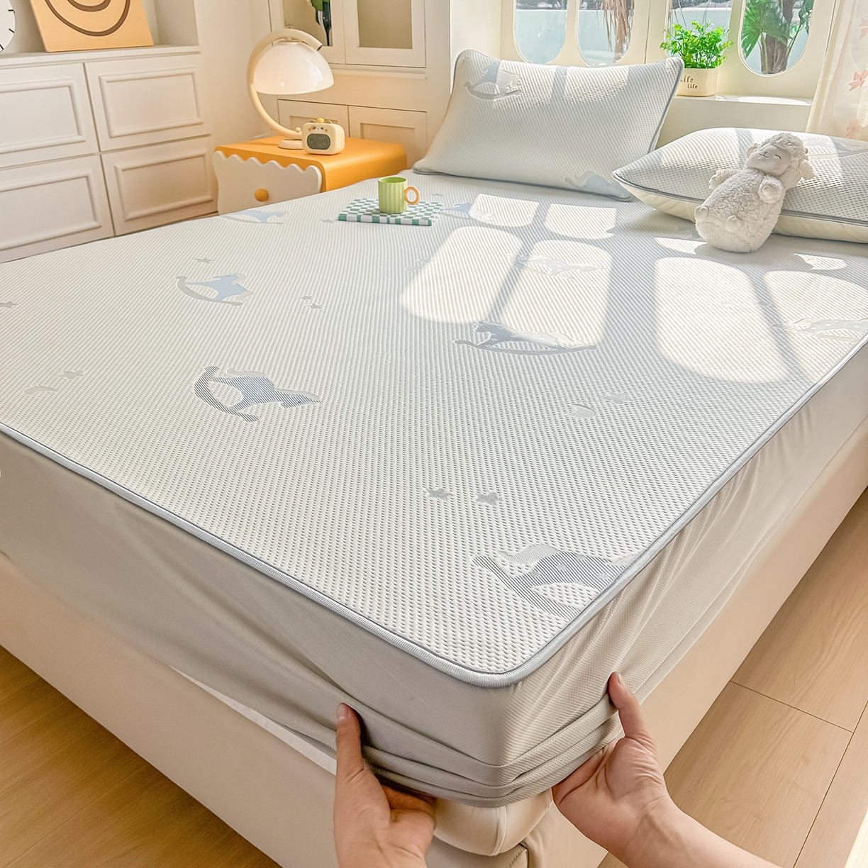 91家纺网 家纺一手货源 找家纺 小萌虎  2026年新款乙纶PE提花冰豆豆凉席床笠款卡通 摇摇马-蓝