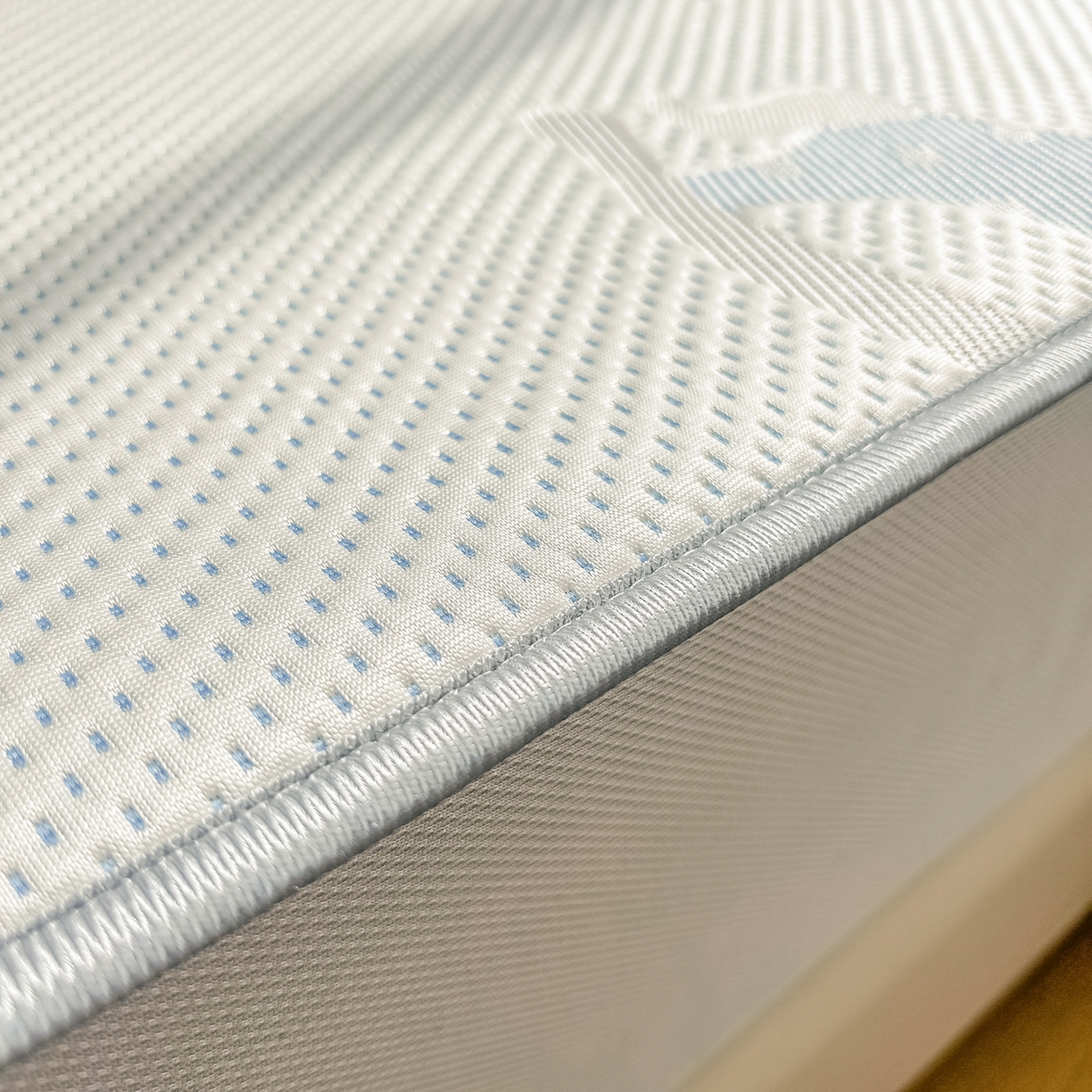 91家纺网 家纺一手货源 找家纺 小萌虎  2026年新款乙纶PE提花冰豆豆凉席床笠款卡通 摇摇马-蓝