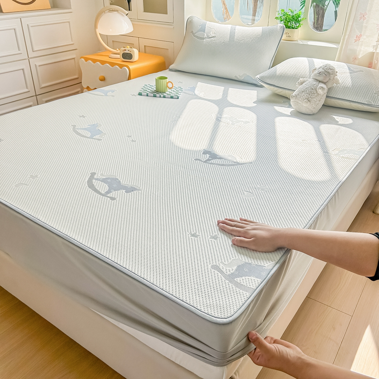 91家纺网 家纺一手货源 找家纺 小萌虎  2026年新款乙纶PE提花冰豆豆凉席床笠款卡通 摇摇马-蓝