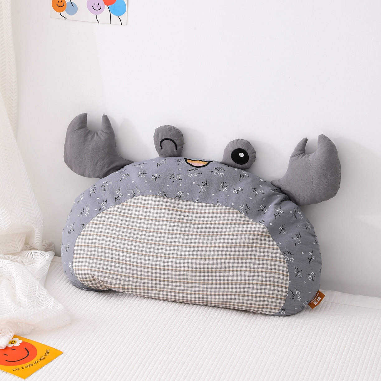 91家纺网 家纺一手货源 找家纺 （总）芯洲 2026春夏新款可爱小螃蟹荞麦枕儿童学生靠枕抱枕枕头枕芯