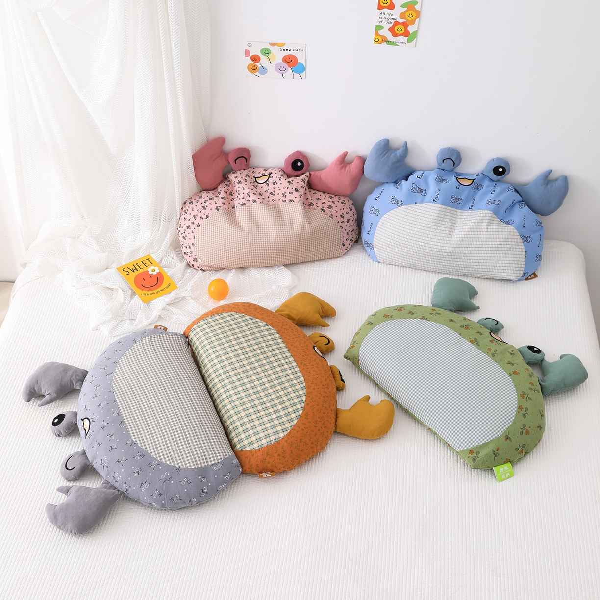 91家纺网 家纺一手货源 找家纺 芯洲 2026春夏新款可爱小螃蟹荞麦枕儿童学生靠枕抱枕枕头枕芯 组合图仅供展示不可下单