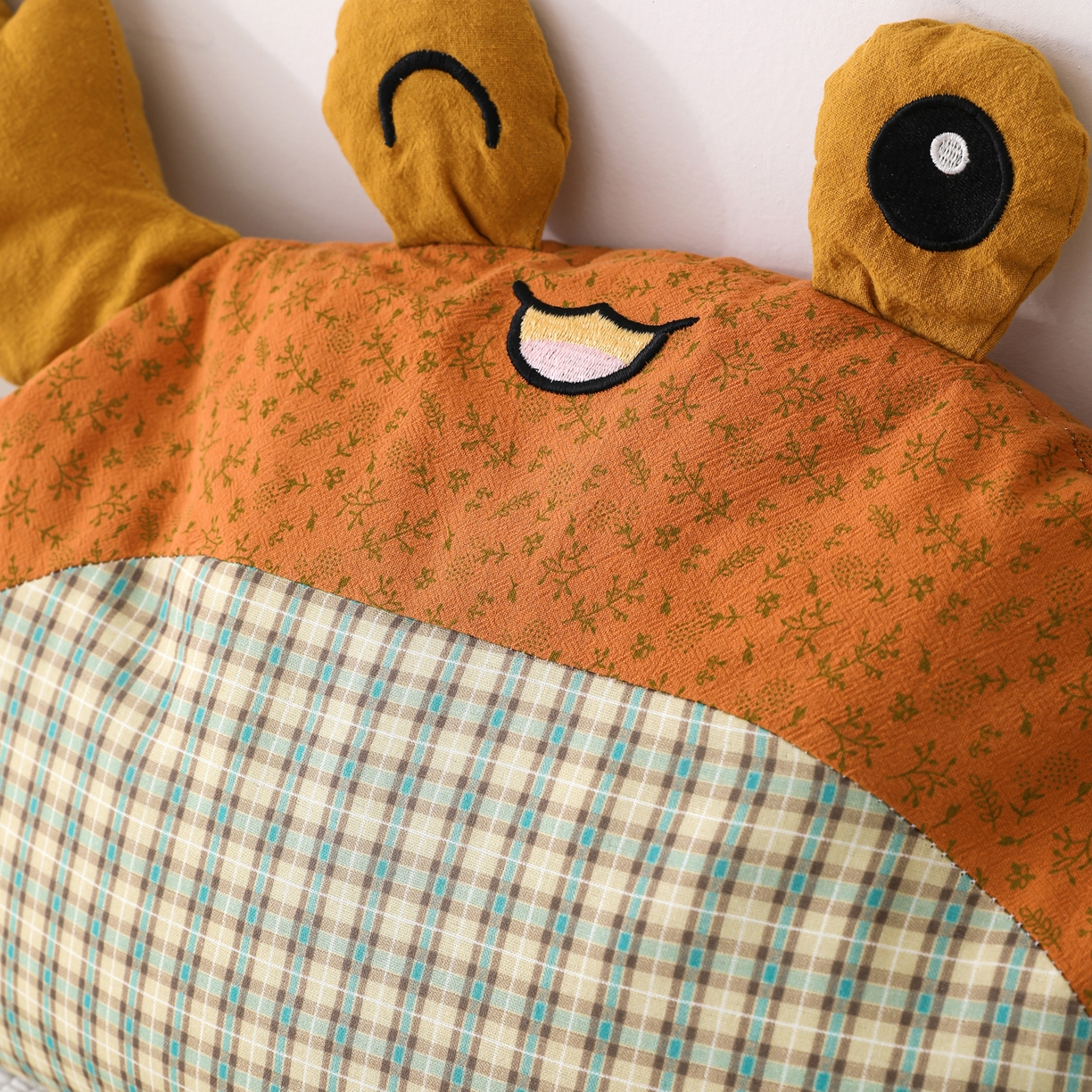 91家纺网 家纺一手货源 找家纺 芯洲 2026春夏新款可爱小螃蟹荞麦枕儿童学生靠枕抱枕枕头枕芯 小螃蟹-桔