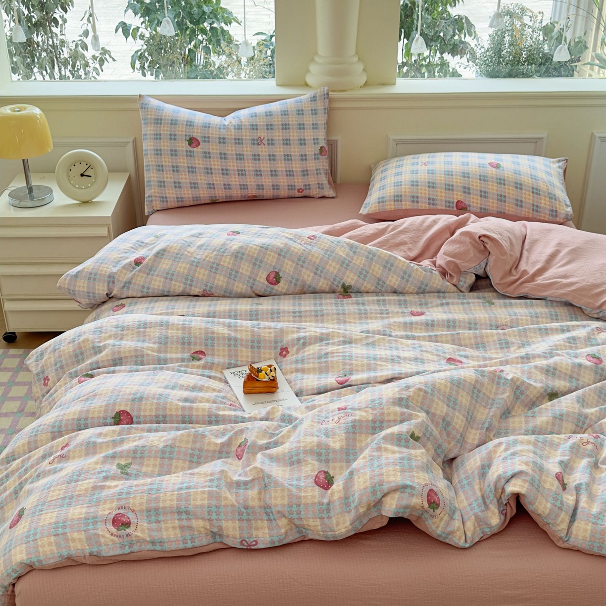 91家纺网 家纺一手货源 找家纺 小蓝孩家纺 2026新款泡泡纱双层纱四件套（不缺货） 甜心草莓