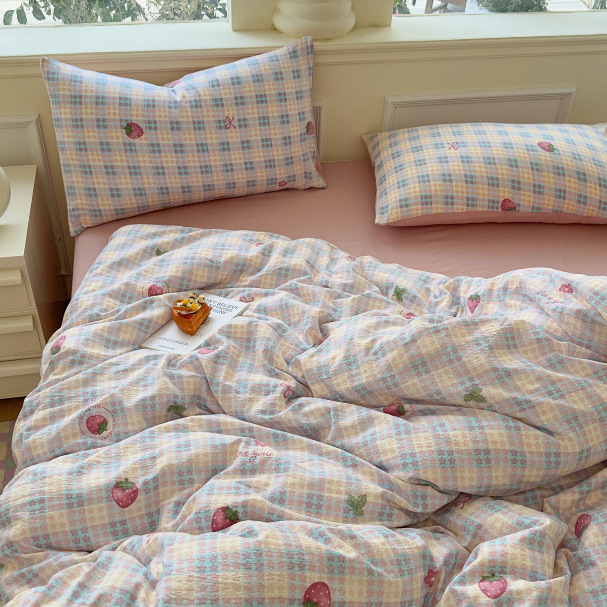 91家纺网 家纺一手货源 找家纺 小蓝孩家纺 2026新款泡泡纱双层纱四件套（不缺货） 甜心草莓