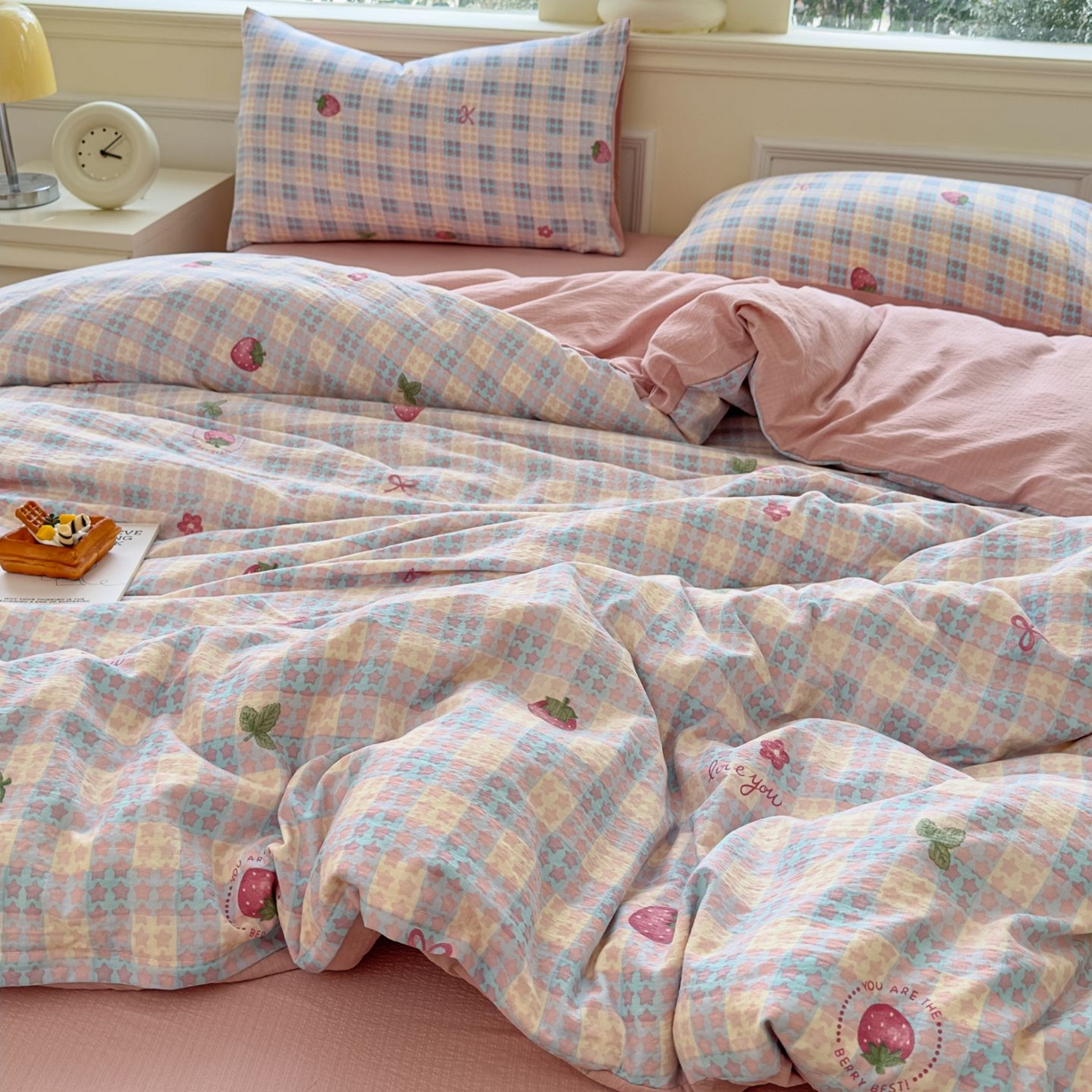 91家纺网 家纺一手货源 找家纺 小蓝孩家纺 2026新款泡泡纱双层纱四件套（不缺货） 甜心草莓