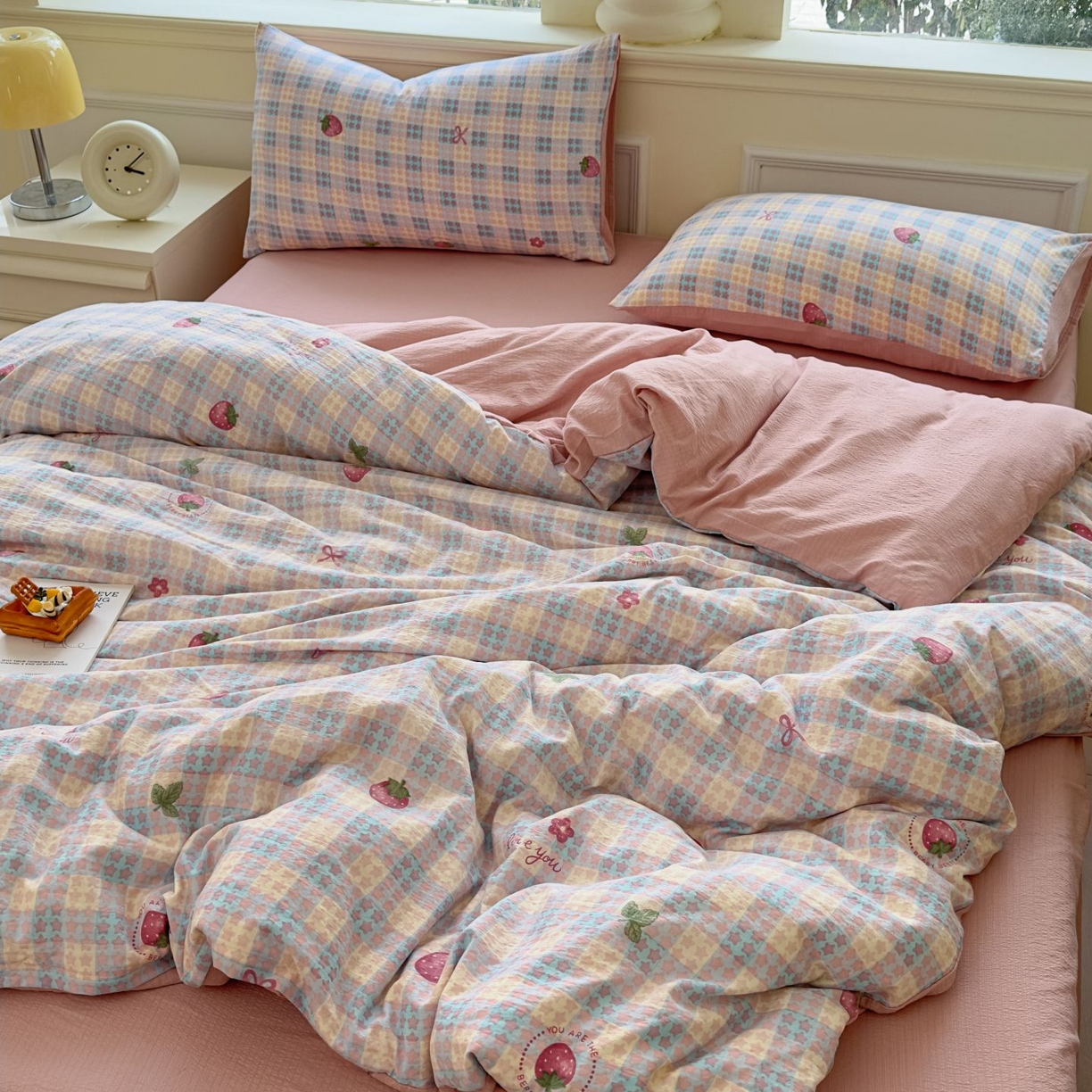 91家纺网 家纺一手货源 找家纺 小蓝孩家纺 2026新款泡泡纱双层纱四件套（不缺货） 甜心草莓