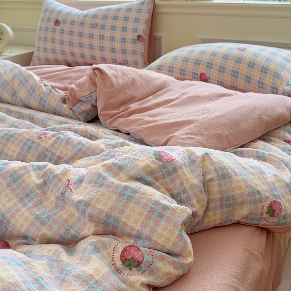 91家纺网 家纺一手货源 找家纺 小蓝孩家纺 2026新款泡泡纱双层纱四件套（不缺货） 甜心草莓