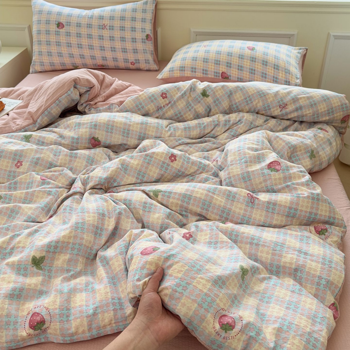 91家纺网 家纺一手货源 找家纺 小蓝孩家纺 2026新款泡泡纱双层纱四件套（不缺货） 甜心草莓