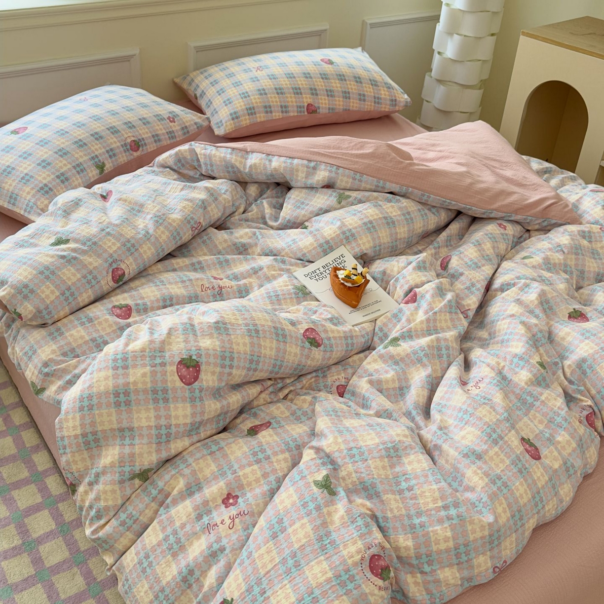 91家纺网 家纺一手货源 找家纺 小蓝孩家纺 2026新款泡泡纱双层纱四件套（不缺货） 甜心草莓