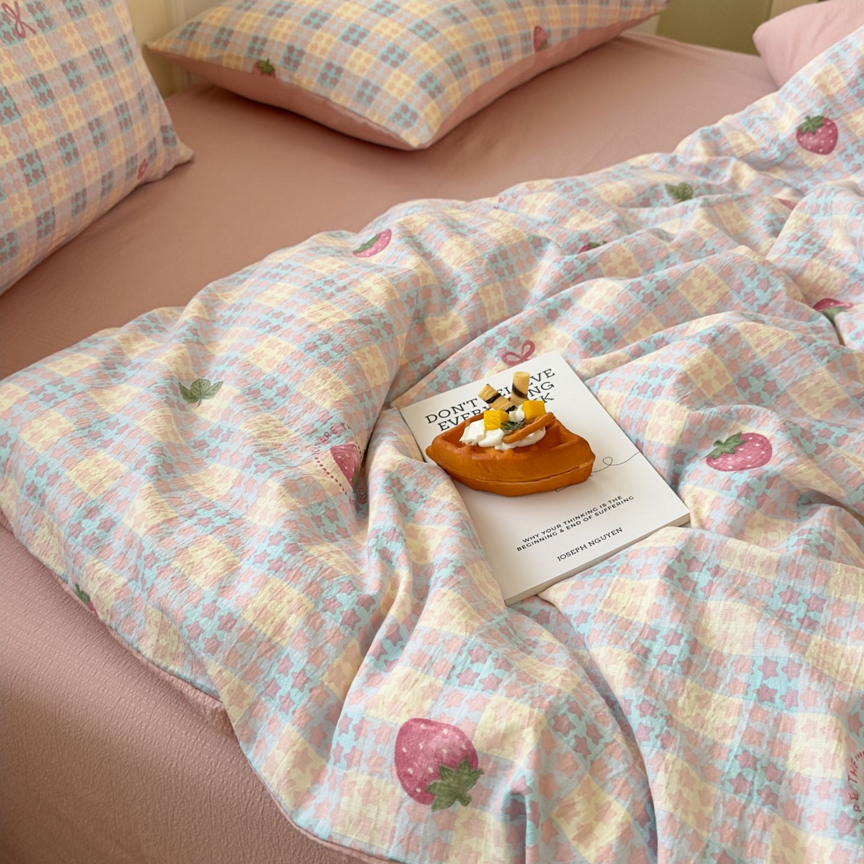 91家纺网 家纺一手货源 找家纺 小蓝孩家纺 2026新款泡泡纱双层纱四件套（不缺货） 甜心草莓