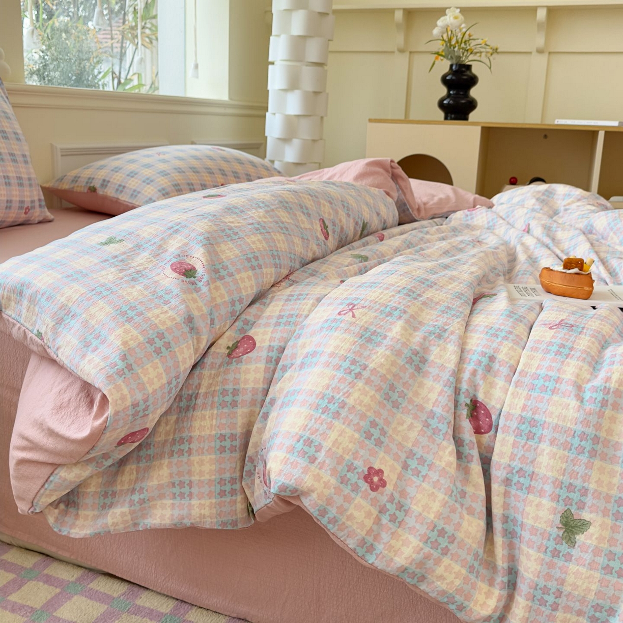 91家纺网 家纺一手货源 找家纺 小蓝孩家纺 2026新款泡泡纱双层纱四件套（不缺货） 甜心草莓