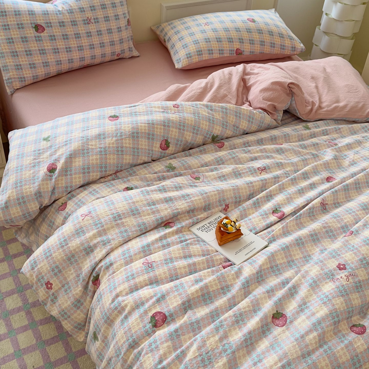 91家纺网 家纺一手货源 找家纺 小蓝孩家纺 2026新款泡泡纱双层纱四件套（不缺货） 甜心草莓