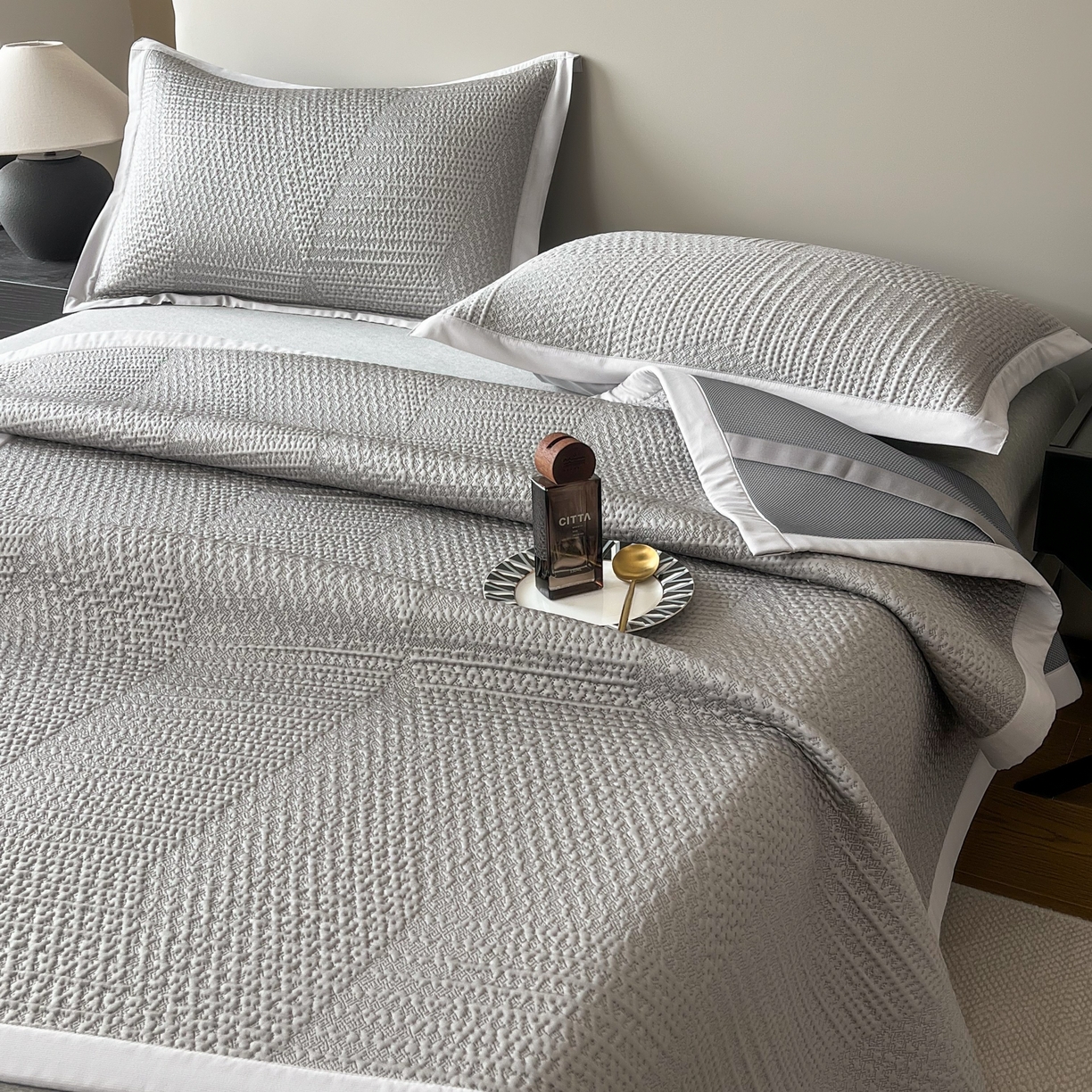 91家纺网 家纺一手货源 找家纺 禧禾 2026新款PE中分子A类泡小豆暗纹提花凉席席子三件套-星涧 星涧-浅灰