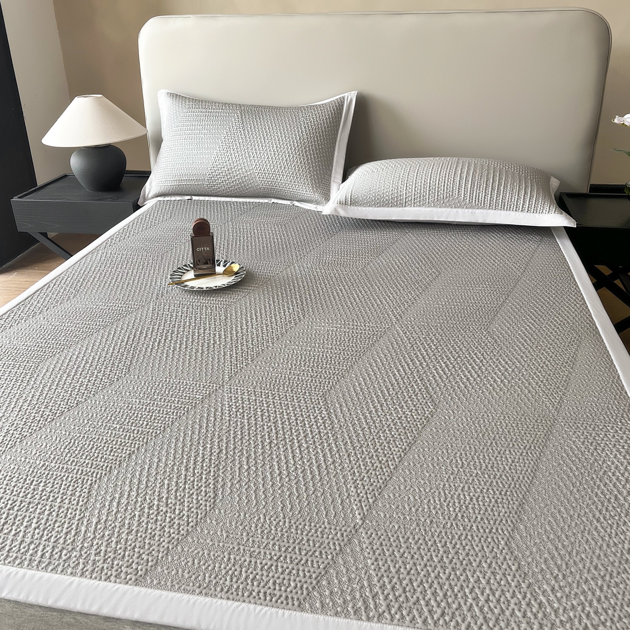 91家纺网 家纺一手货源 找家纺 禧禾 2026新款PE中分子A类泡小豆暗纹提花凉席席子三件套-星涧 星涧-浅灰