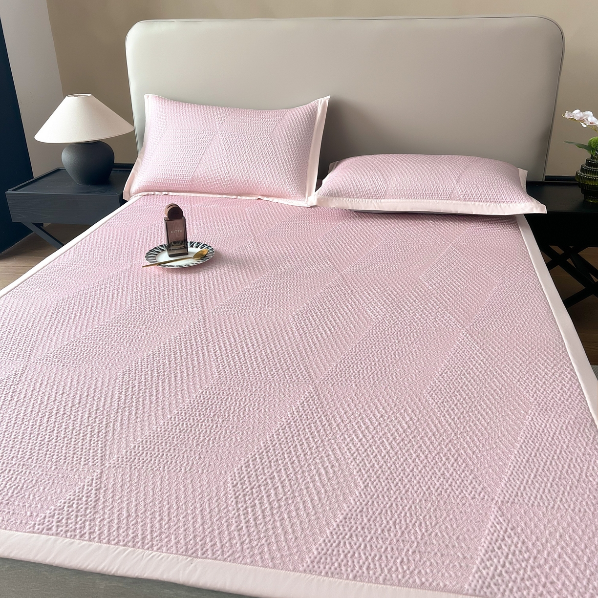 91家纺网 家纺一手货源 找家纺 禧禾 2026新款PE中分子A类泡小豆暗纹提花凉席席子三件套-星涧 星涧-水粉