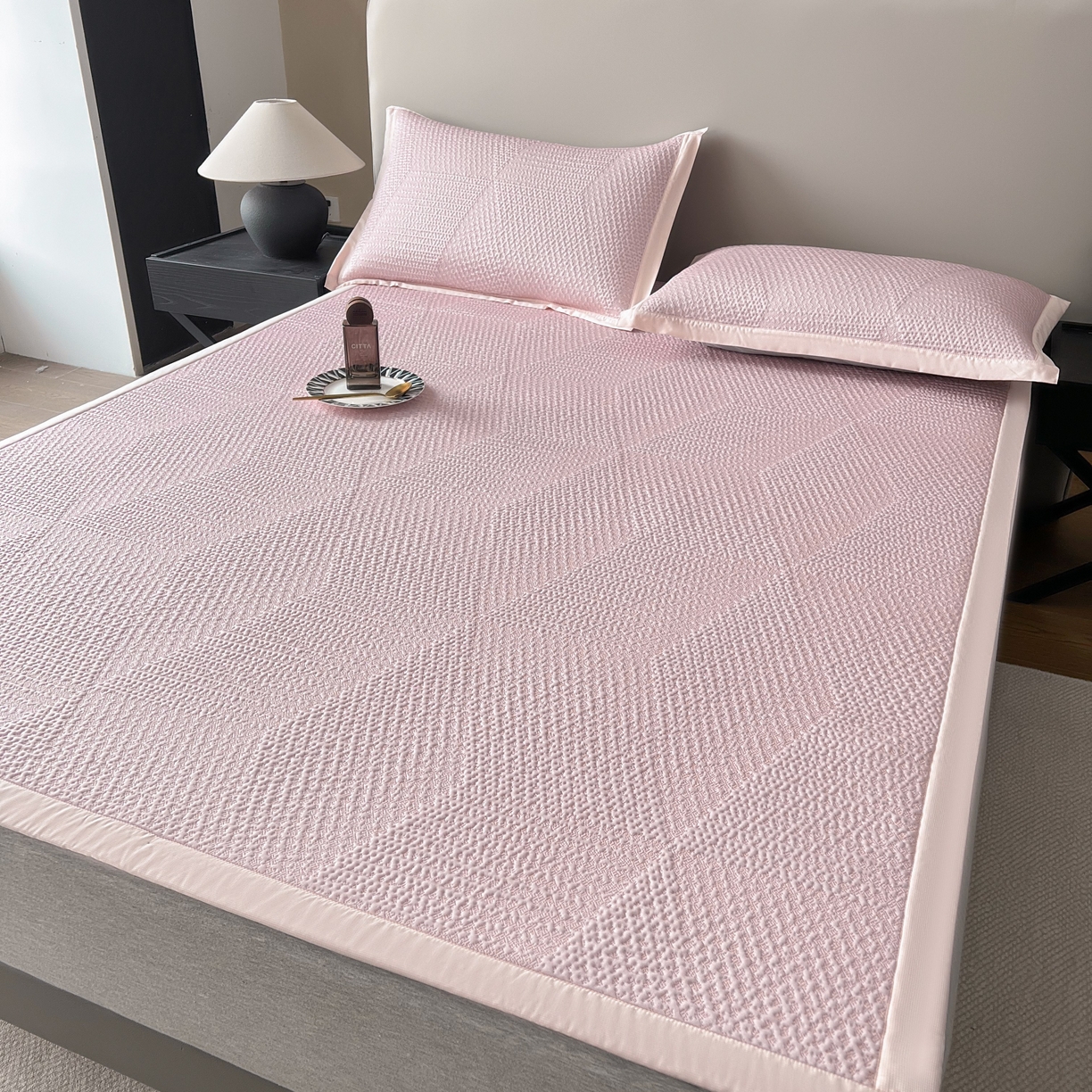 91家纺网 家纺一手货源 找家纺 禧禾 2026新款PE中分子A类泡小豆暗纹提花凉席席子三件套-星涧 星涧-水粉