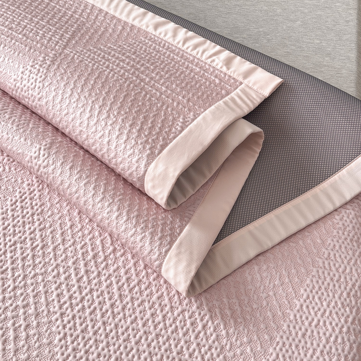 91家纺网 家纺一手货源 找家纺 禧禾 2026新款PE中分子A类泡小豆暗纹提花凉席席子三件套-星涧 星涧-水粉