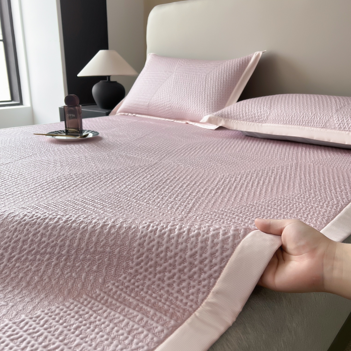 91家纺网 家纺一手货源 找家纺 禧禾 2026新款PE中分子A类泡小豆暗纹提花凉席席子三件套-星涧 星涧-水粉