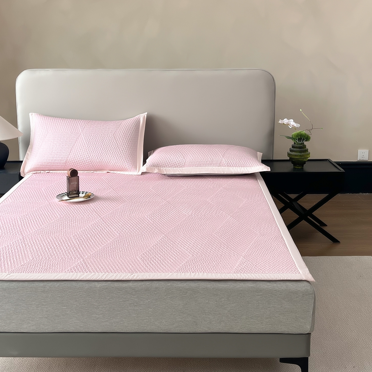 91家纺网 家纺一手货源 找家纺 禧禾 2026新款PE中分子A类泡小豆暗纹提花凉席席子三件套-星涧 星涧-水粉