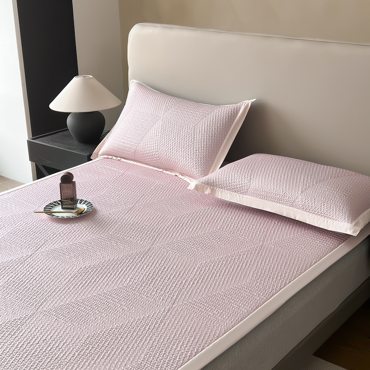 91家纺网 家纺一手货源 找家纺 禧禾 2026新款PE中分子A类泡小豆暗纹提花凉席席子三件套-星涧 星涧-水粉