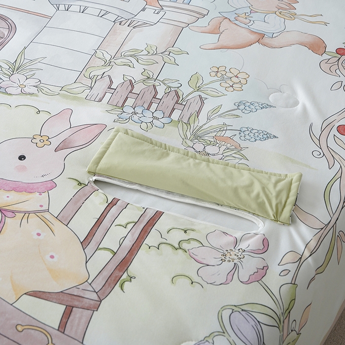 91家纺网 家纺一手货源 找家纺 伟邦枕芯 2026新款儿童凉感拥抱夏被 兔堡奇遇记
