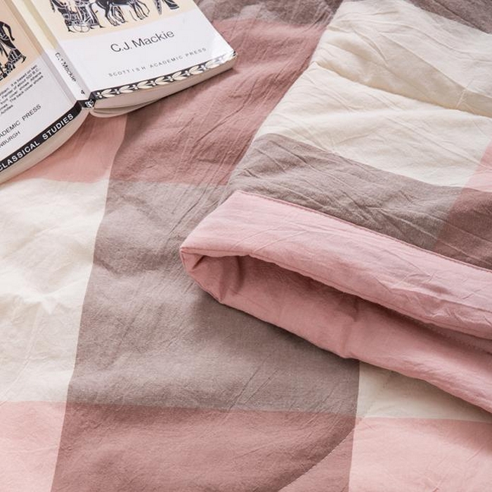 91家纺网 家纺一手货源 找家纺 玖弘家居 2026新款凉感亲肤羽丝棉夏被 粉大格