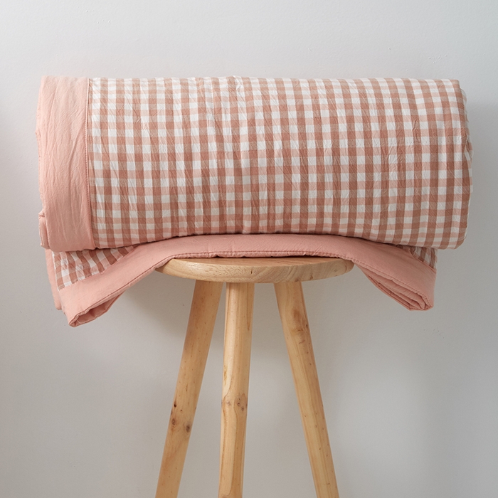 91家纺网 家纺一手货源 找家纺 玖弘家居 2026新款凉感亲肤羽丝棉夏被 粉小格