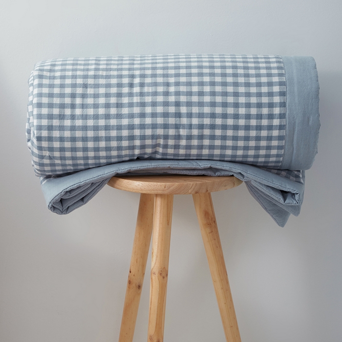 91家纺网 家纺一手货源 找家纺 玖弘家居 2026新款凉感亲肤羽丝棉夏被 浅蓝小格