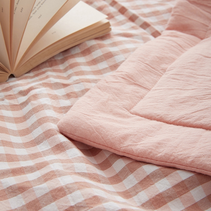 91家纺网 家纺一手货源 找家纺 玖弘家居 2026新款凉感亲肤羽丝棉夏被 粉小格