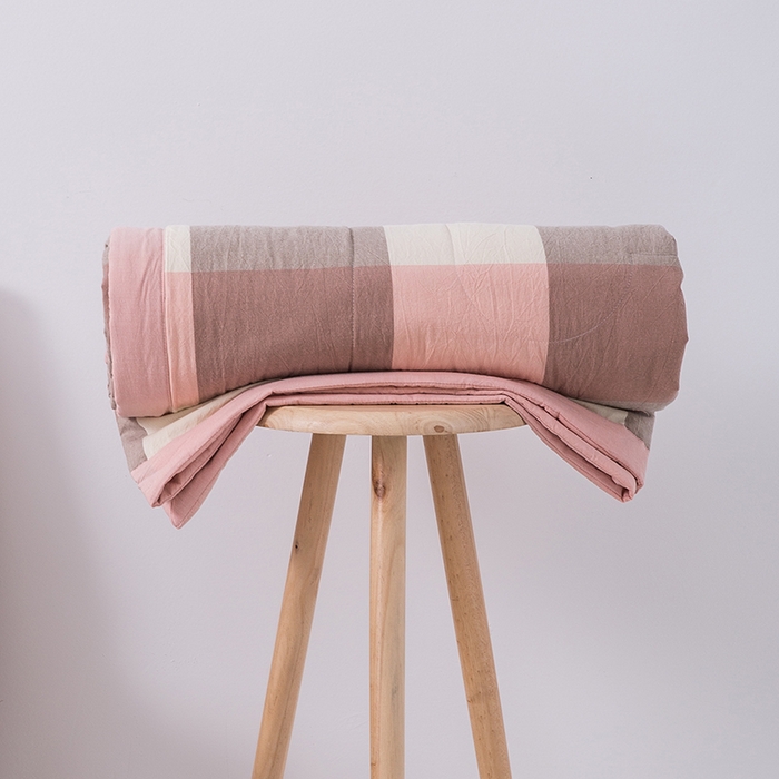 91家纺网 家纺一手货源 找家纺 玖弘家居 2026新款凉感亲肤羽丝棉夏被 粉大格