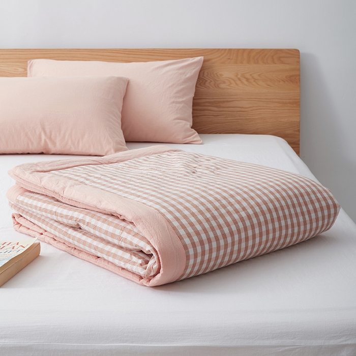 91家纺网 家纺一手货源 找家纺 玖弘家居 2026新款凉感亲肤羽丝棉夏被 粉小格