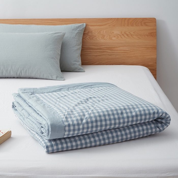 91家纺网 家纺一手货源 找家纺 玖弘家居 2026新款凉感亲肤羽丝棉夏被 浅蓝小格