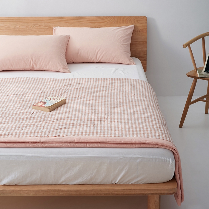 91家纺网 家纺一手货源 找家纺 玖弘家居 2026新款凉感亲肤羽丝棉夏被 粉小格