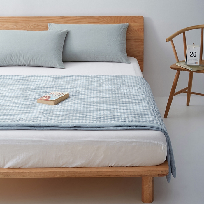 91家纺网 家纺一手货源 找家纺 玖弘家居 2026新款凉感亲肤羽丝棉夏被 浅蓝小格