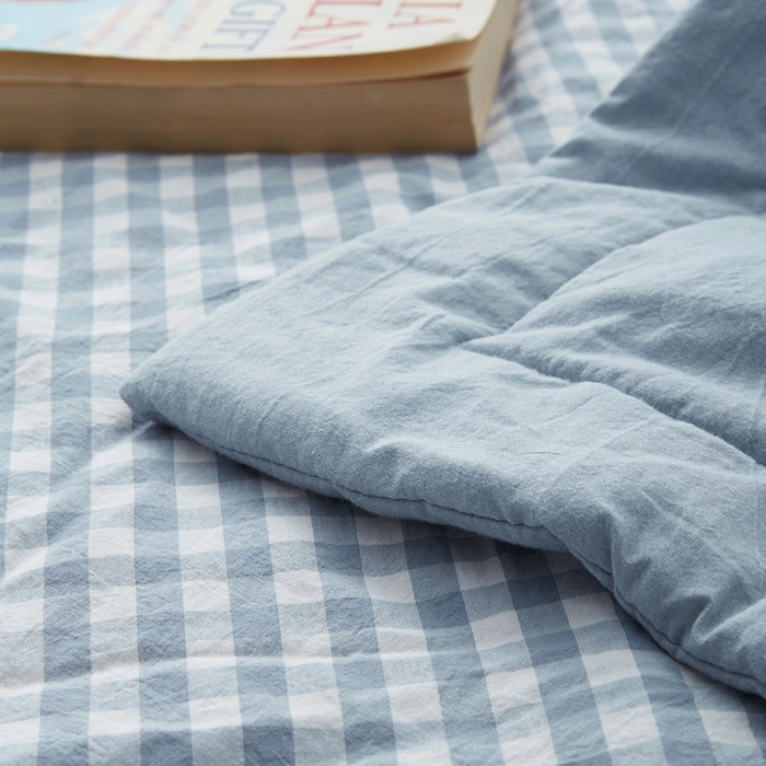 91家纺网 家纺一手货源 找家纺 玖弘家居 2026新款凉感亲肤羽丝棉夏被 浅蓝小格