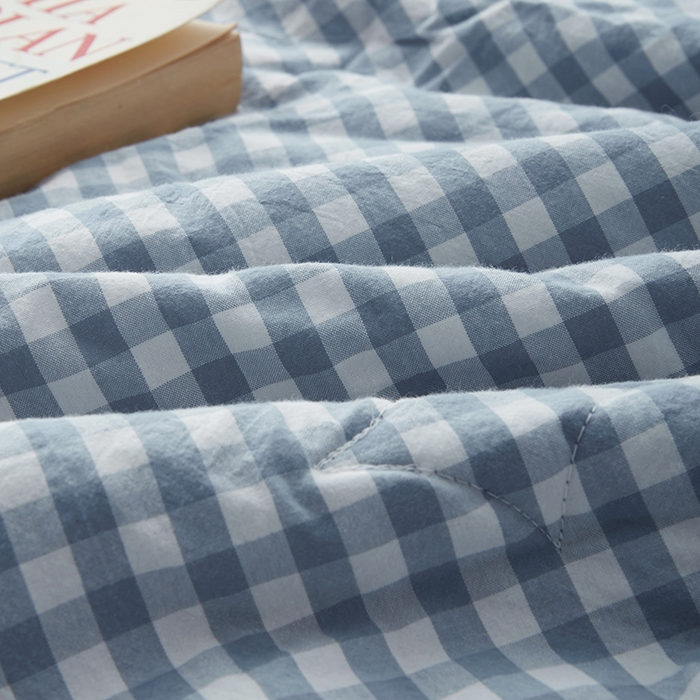 91家纺网 家纺一手货源 找家纺 玖弘家居 2026新款凉感亲肤羽丝棉夏被 浅蓝小格