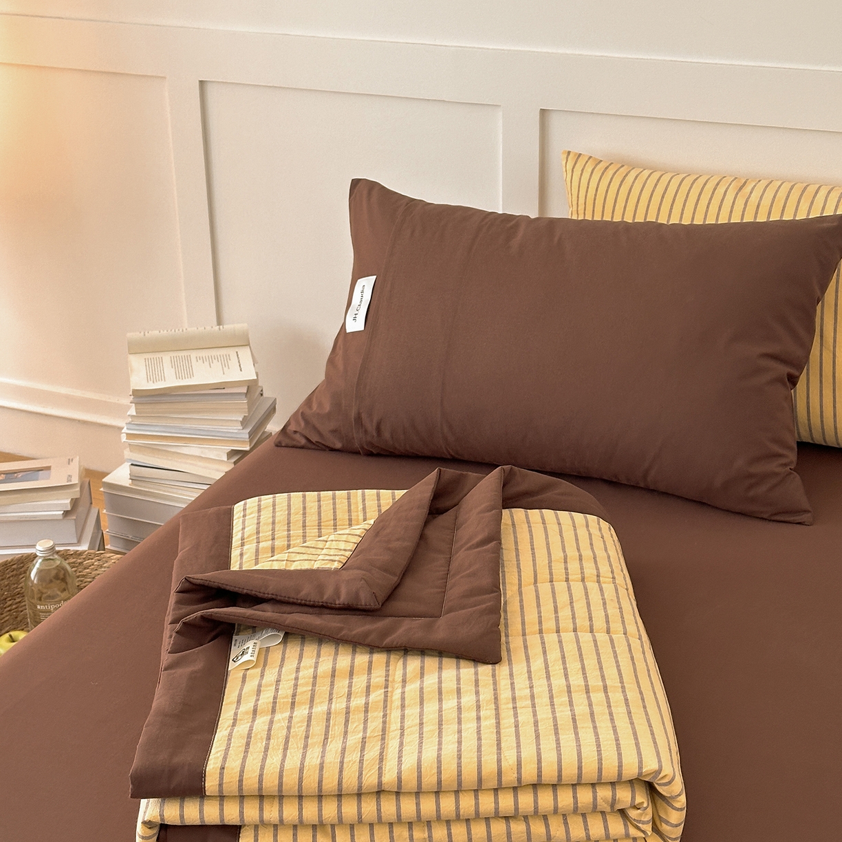 91家纺网 家纺一手货源 找家纺 玖弘家居 2026新款凉感亲肤羽丝棉夏被 黄咖条