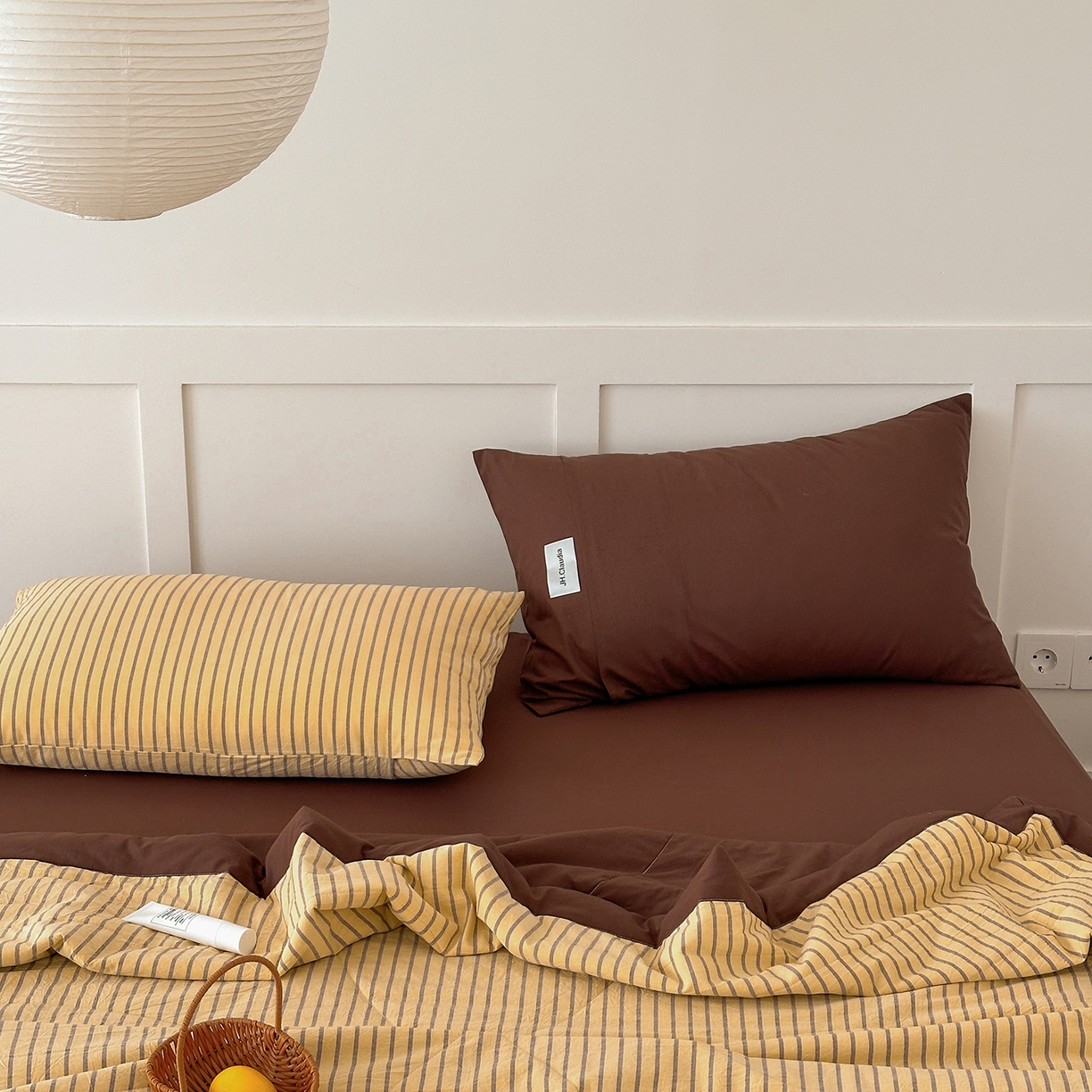 91家纺网 家纺一手货源 找家纺 玖弘家居 2026新款凉感亲肤羽丝棉夏被 黄咖条