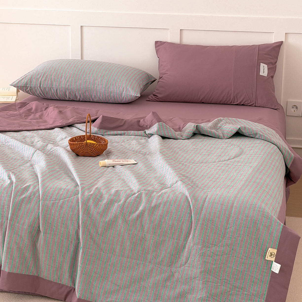 91家纺网 家纺一手货源 找家纺 玖弘家居 2026新款凉感亲肤羽丝棉夏被 粉紫条