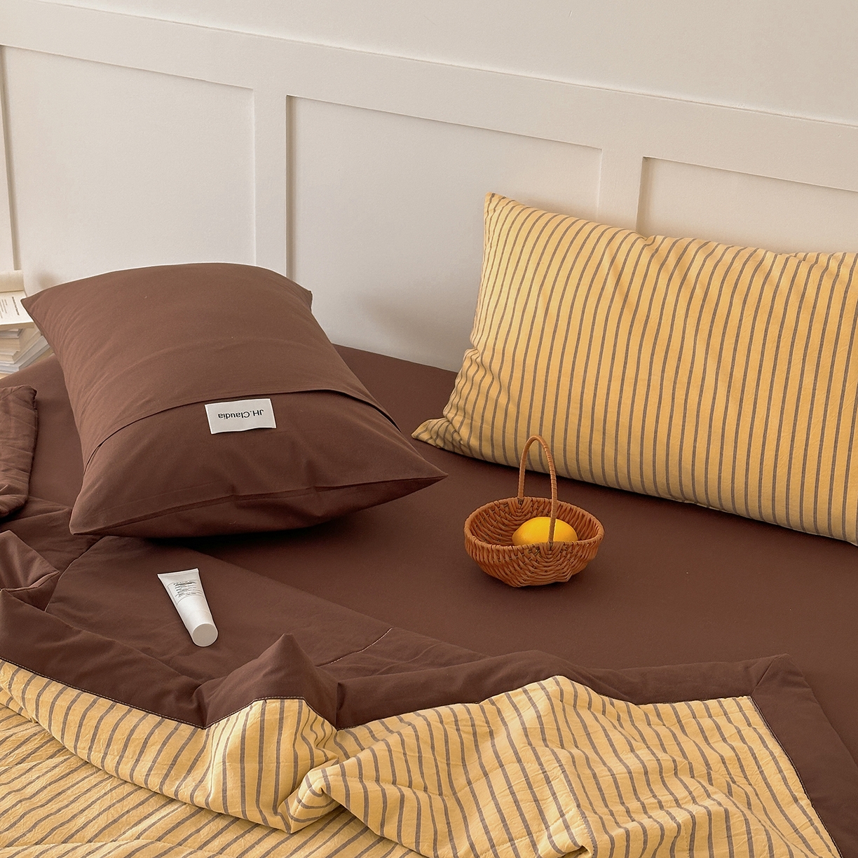 91家纺网 家纺一手货源 找家纺 玖弘家居 2026新款凉感亲肤羽丝棉夏被 黄咖条