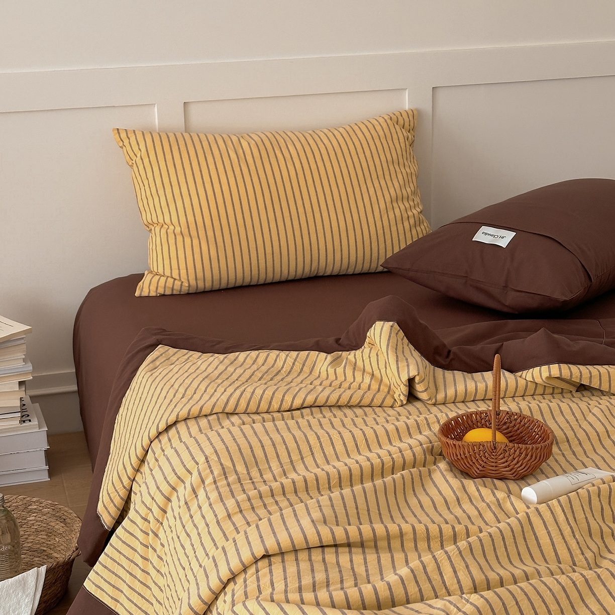 91家纺网 家纺一手货源 找家纺 玖弘家居 2026新款凉感亲肤羽丝棉夏被 黄咖条