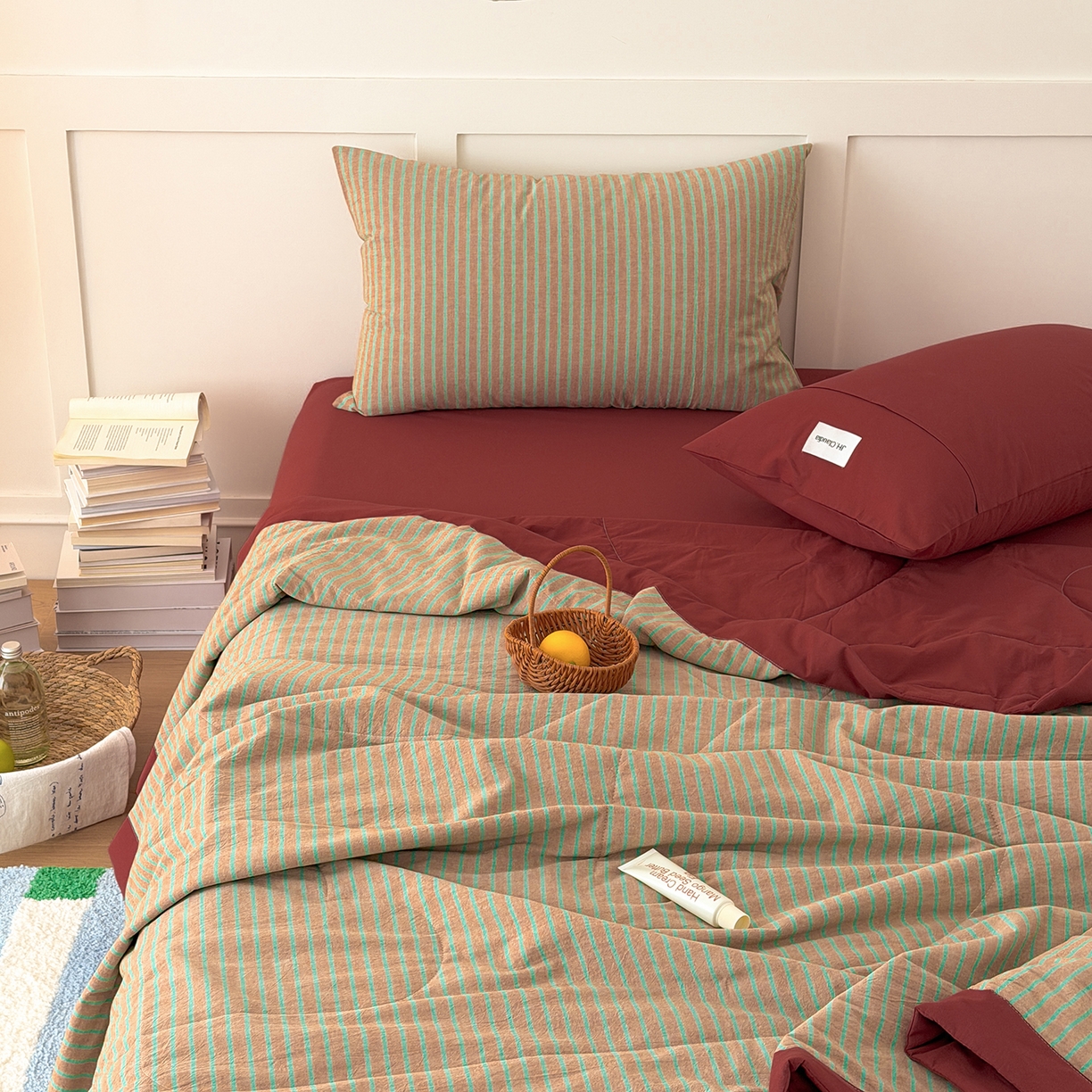 91家纺网 家纺一手货源 找家纺 玖弘家居 2026新款凉感亲肤羽丝棉夏被 桔红条