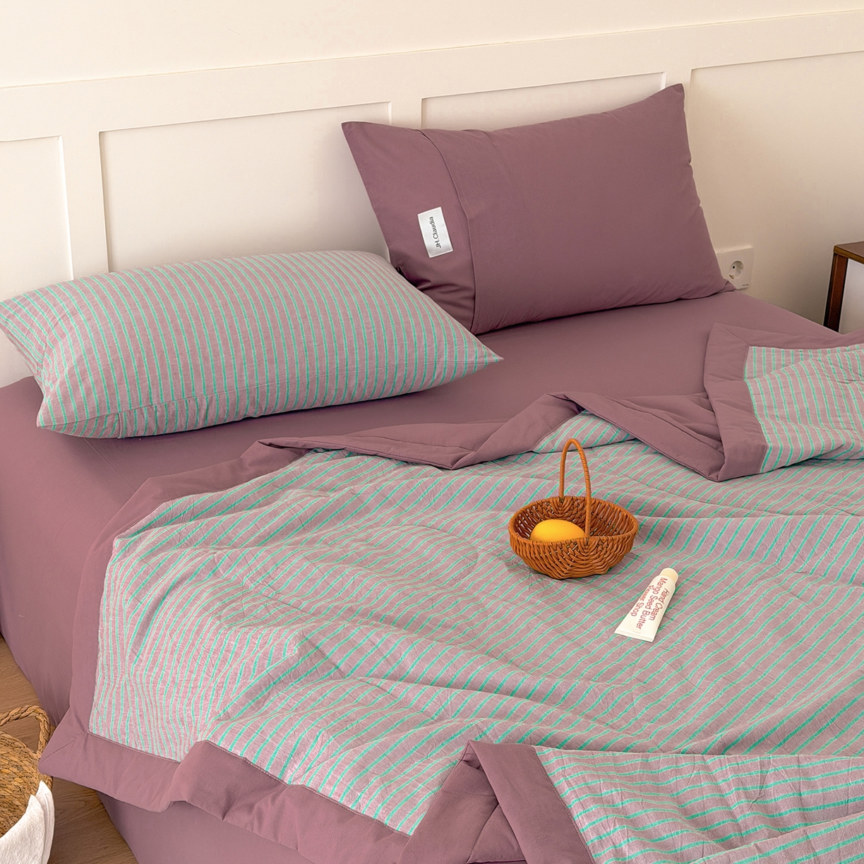 91家纺网 家纺一手货源 找家纺 玖弘家居 2026新款凉感亲肤羽丝棉夏被 粉紫条