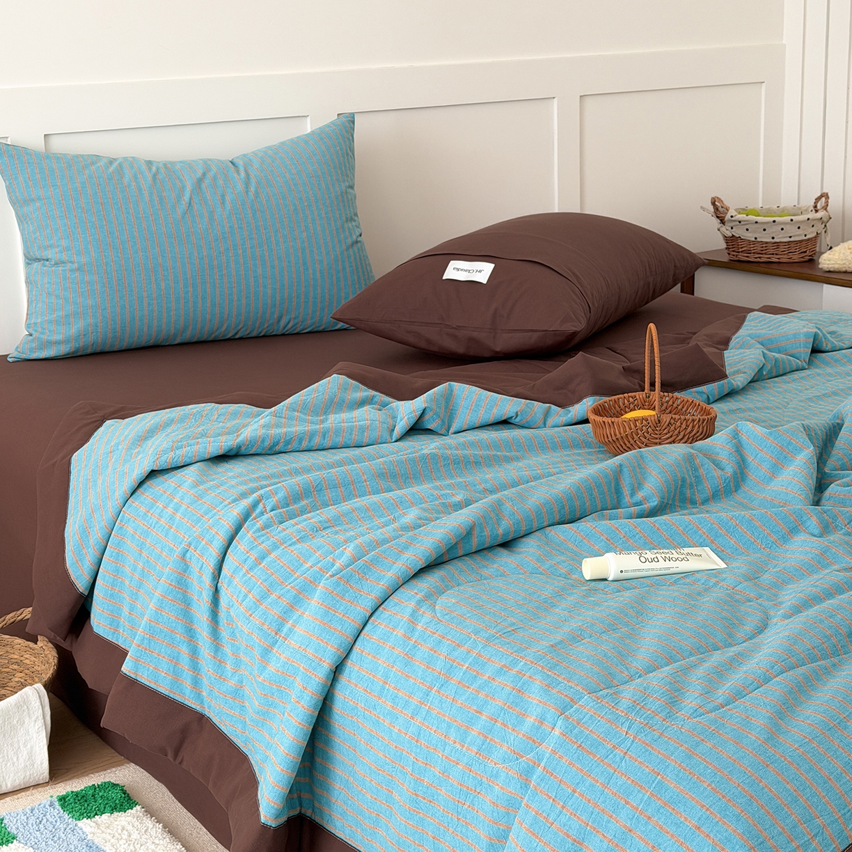 91家纺网 家纺一手货源 找家纺 玖弘家居 2026新款凉感亲肤羽丝棉夏被 蓝咖条