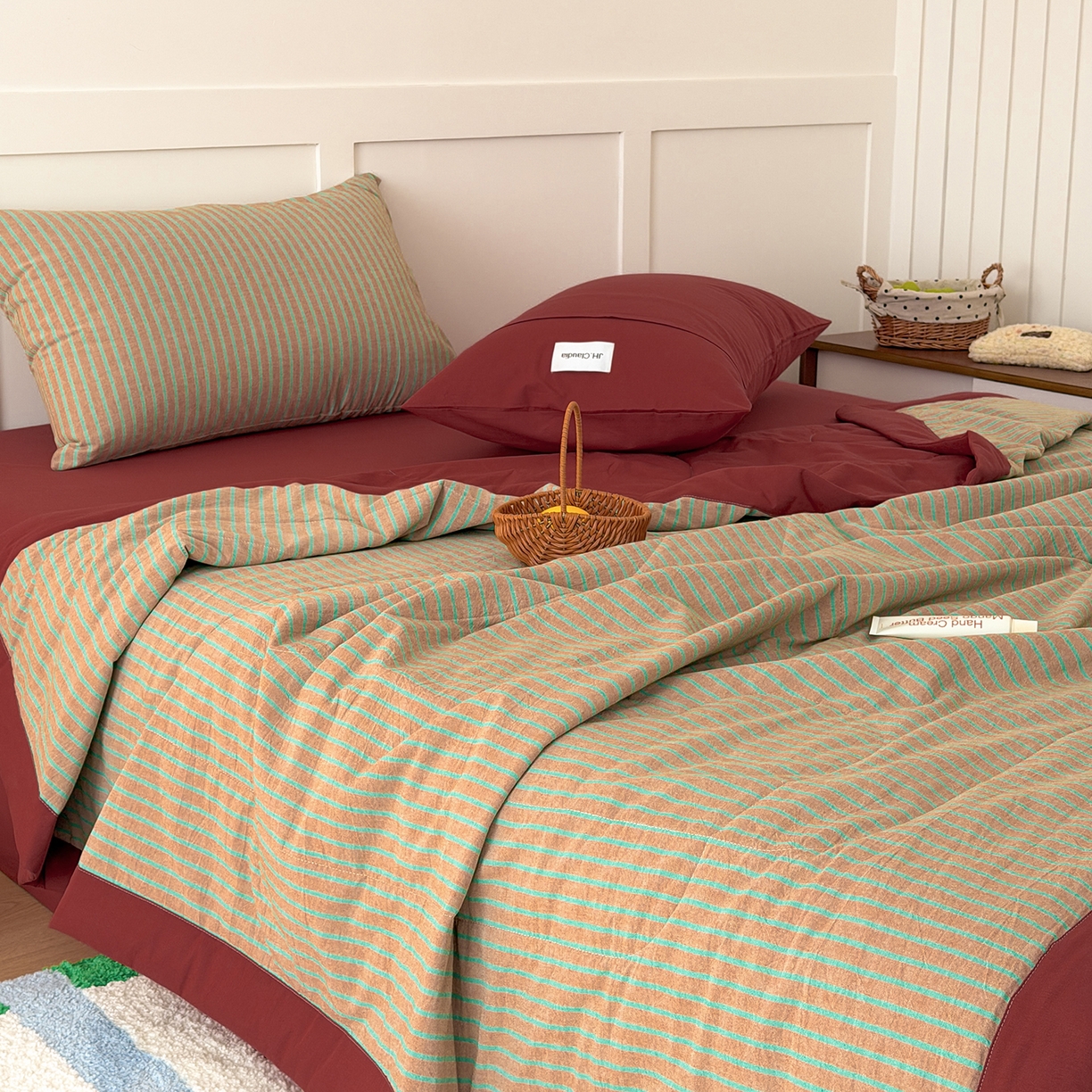 91家纺网 家纺一手货源 找家纺 玖弘家居 2026新款凉感亲肤羽丝棉夏被 桔红条