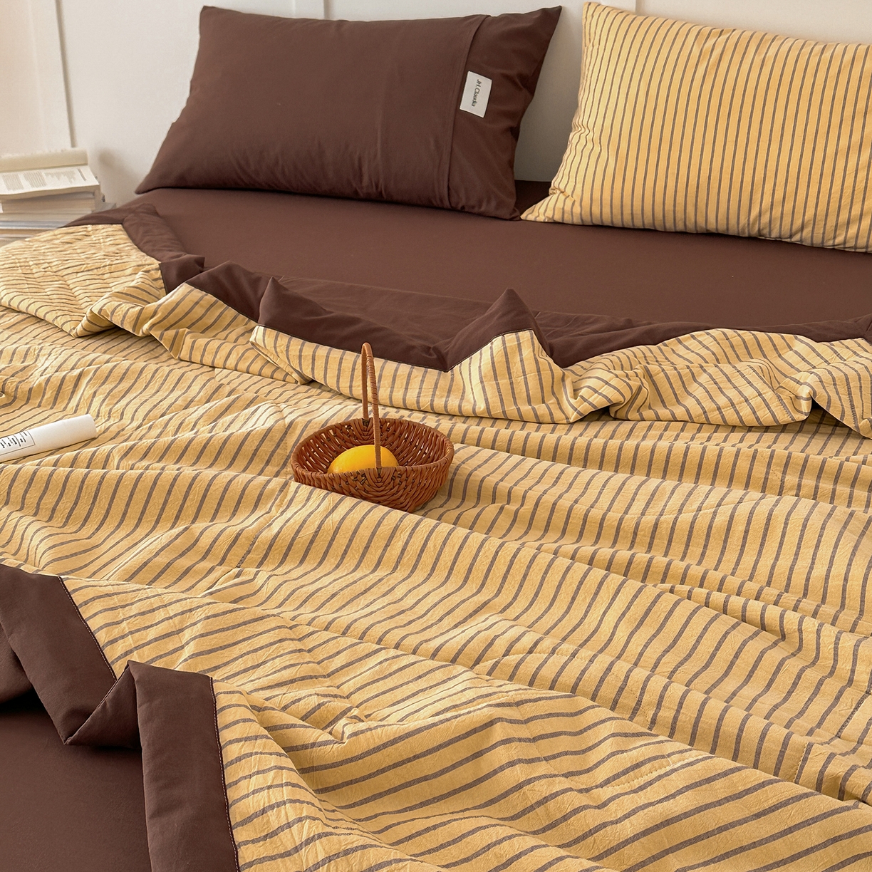 91家纺网 家纺一手货源 找家纺 玖弘家居 2026新款凉感亲肤羽丝棉夏被 黄咖条