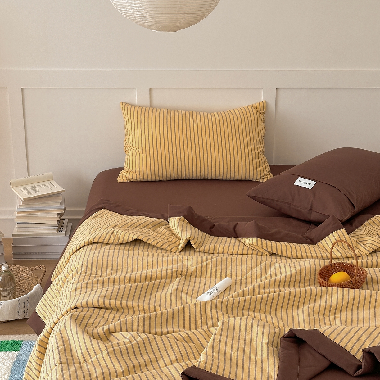 91家纺网 家纺一手货源 找家纺 玖弘家居 2026新款凉感亲肤羽丝棉夏被 黄咖条